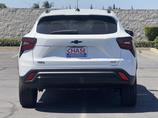 Summit White 2026 Chevrolet Trax FWD 2RS