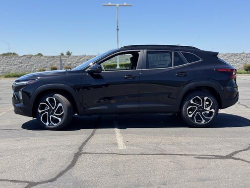 Mosaic Black Metallic 2026 Chevrolet Trax FWD 2RS