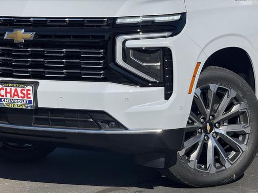 Polar White Tricoat 2026 Chevrolet Suburban High Country, 4WD