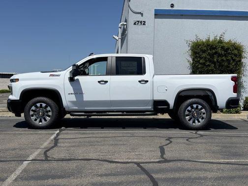 Summit White 2026 Chevrolet Silverado 2500 Custom