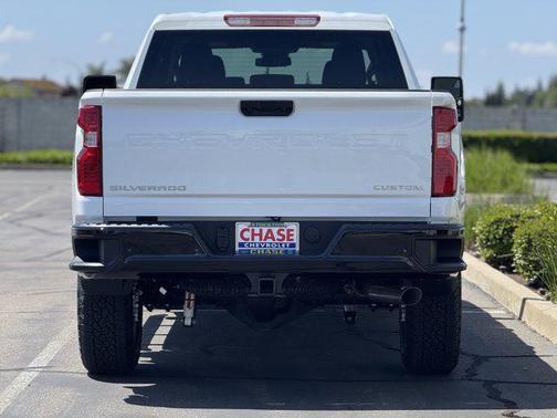 Summit White 2026 Chevrolet Silverado 2500 Custom