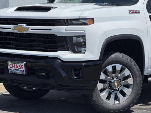 Summit White 2026 Chevrolet Silverado 2500 Custom