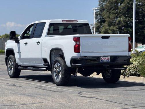 Summit White 2026 Chevrolet Silverado 2500 Custom