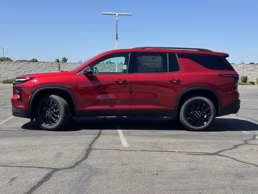 Radiant Red Tintcoat 2026 Chevrolet Traverse LT