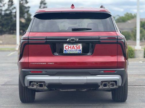 Radiant Red Tintcoat 2026 Chevrolet Traverse LT