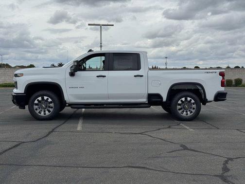 Summit White 2026 Chevrolet Silverado 2500 Custom