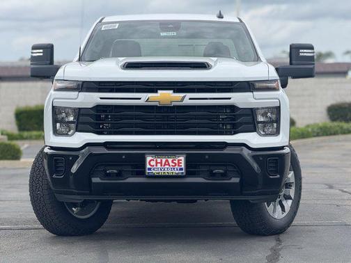 Summit White 2026 Chevrolet Silverado 2500 Custom
