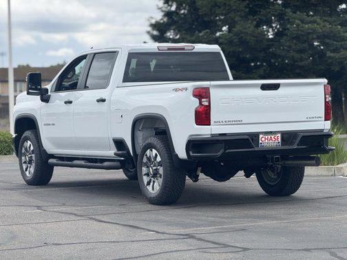 Summit White 2026 Chevrolet Silverado 2500 Custom