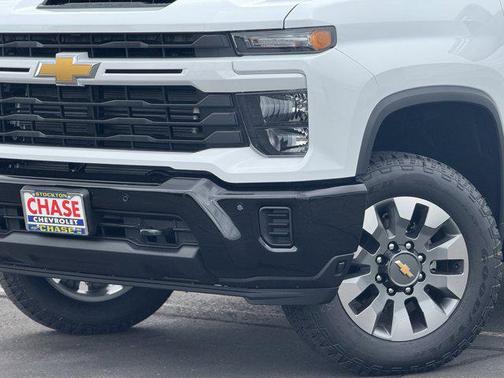 Summit White 2026 Chevrolet Silverado 2500 Custom