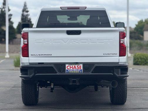Summit White 2026 Chevrolet Silverado 2500 Custom