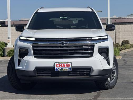 Summit White 2026 Chevrolet Traverse LT