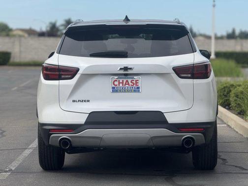 Iridescent Pearl Tricoat 2023 Chevrolet Blazer 2LT