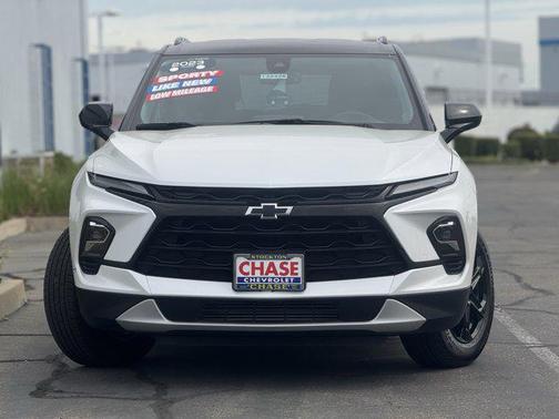 Iridescent Pearl Tricoat 2023 Chevrolet Blazer 2LT