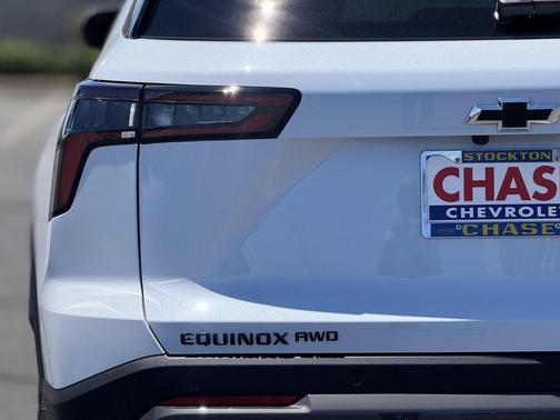 Polar White Tricoat 2026 Chevrolet Equinox AWD ACTIV