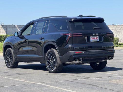 Mosaic Black Metallic 2026 Chevrolet Traverse LT