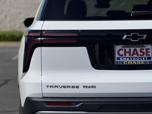 Summit White 2026 Chevrolet Traverse LT