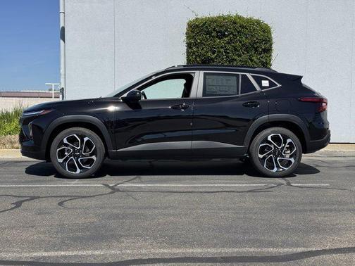 Mosaic Black Metallic 2026 Chevrolet Trax FWD 2RS