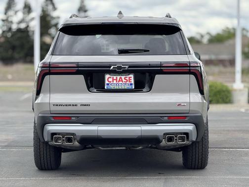 Sandstone Gray 2026 Chevrolet Traverse AWD Z71