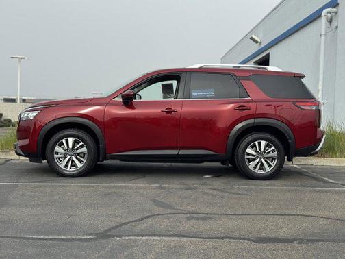 2023 Nissan Pathfinder SL 4WD