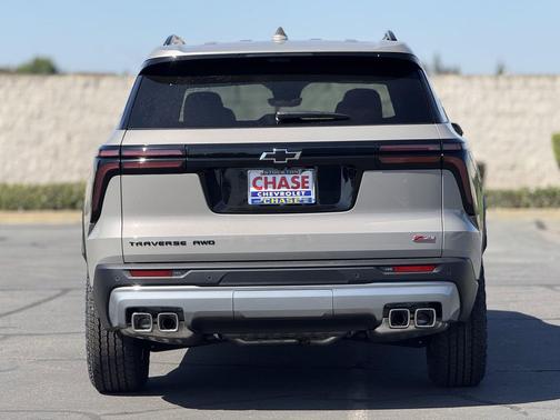 Sandstone Gray 2026 Chevrolet Traverse AWD Z71