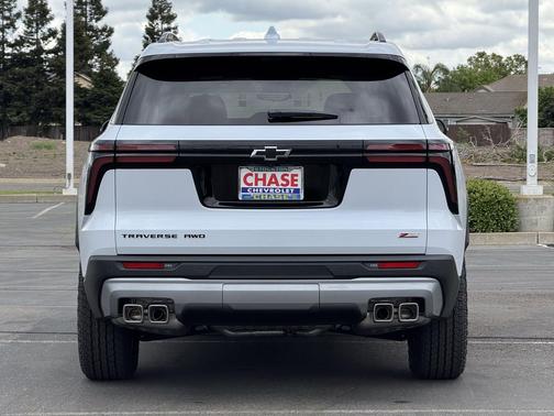 Polar White Tricoat 2026 Chevrolet Traverse AWD Z71