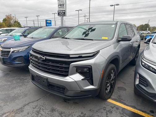 2024 Chevrolet Traverse LS