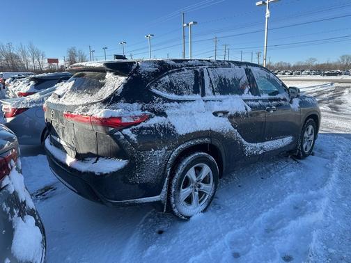 2022 Toyota Highlander LE