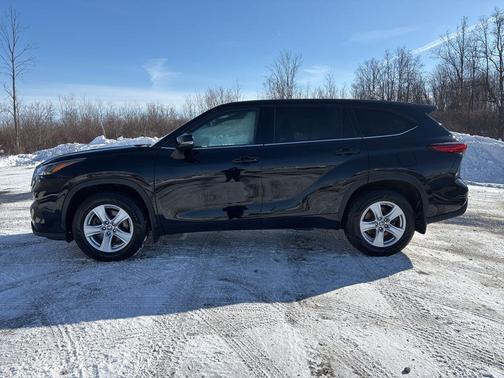 2022 Toyota Highlander LE