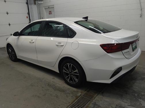Snow White Pearl 2023 Kia Forte LXS
