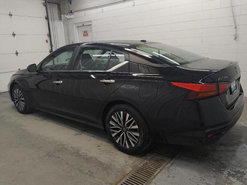 Super Black 2025 Nissan Altima 2.5 SV