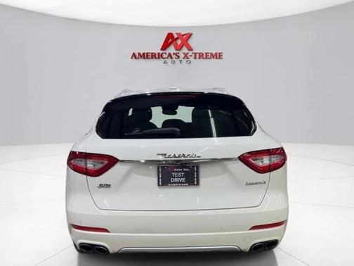 Bianco Alpi Pearlescent 2017 Maserati Levante S
