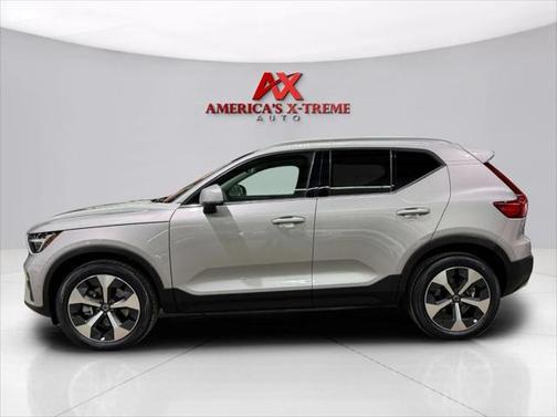 2023 Volvo XC40 B5 Plus Bright Theme