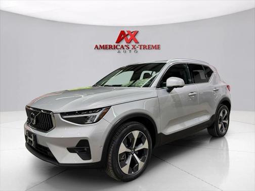 2023 Volvo XC40 B5 Plus Bright Theme