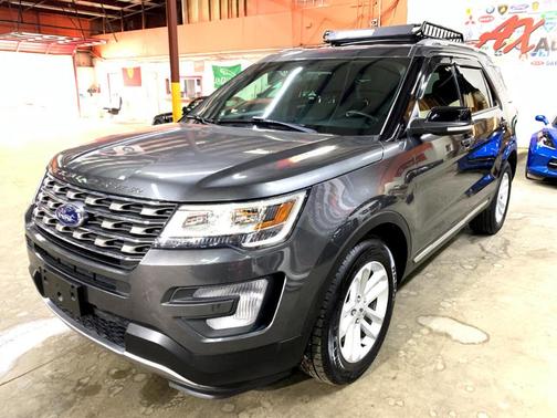 Photo 2 of 62 of 2017 Ford Explorer XLT