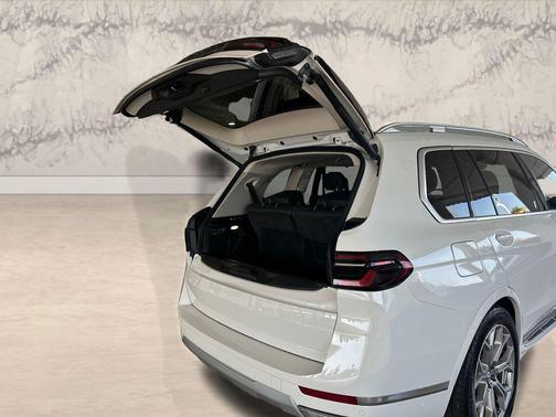 White 2025 BMW X7 xDrive40i