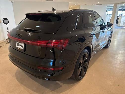 2022 Audi e-tron Premium Plus
