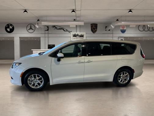 Bright White Clearcoat 2023 Chrysler Voyager LX