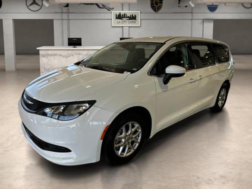 Bright White Clearcoat 2023 Chrysler Voyager LX