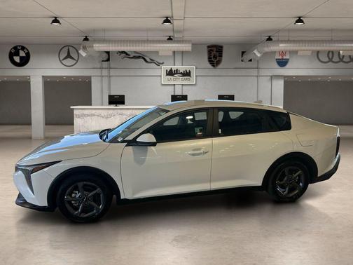 Snow White Pearl 2026 Kia K4 LXS