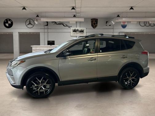 Silver Sky Metallic 2018 Toyota RAV4 SE