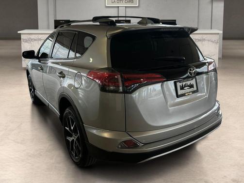 Silver Sky Metallic 2018 Toyota RAV4 SE