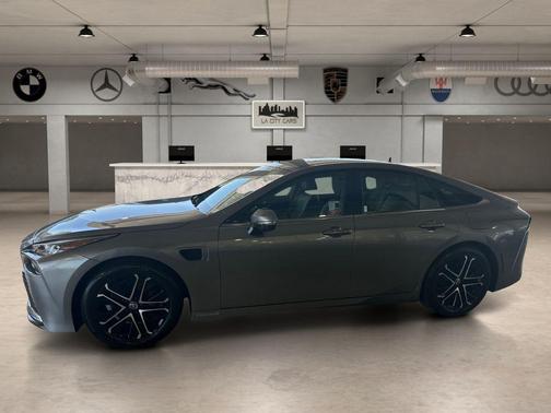 Heavy Metal 2023 Toyota Mirai Base