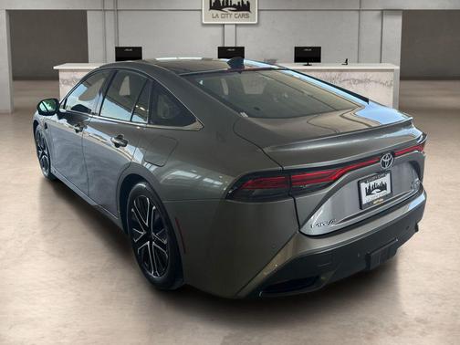 Heavy Metal 2023 Toyota Mirai Base
