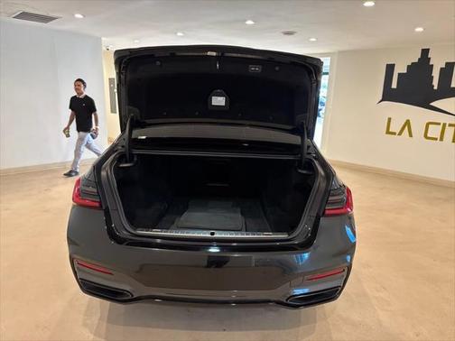 2022 BMW 740 i
