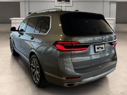 Gray 2025 BMW X7 xDrive40i