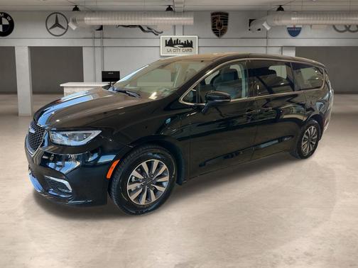 2024 Chrysler Pacifica Hybrid Select