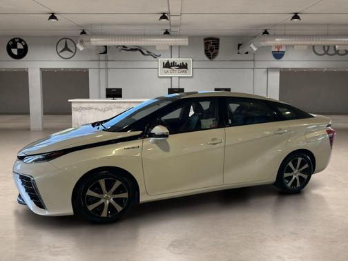 Crystal White 2020 Toyota Mirai Base