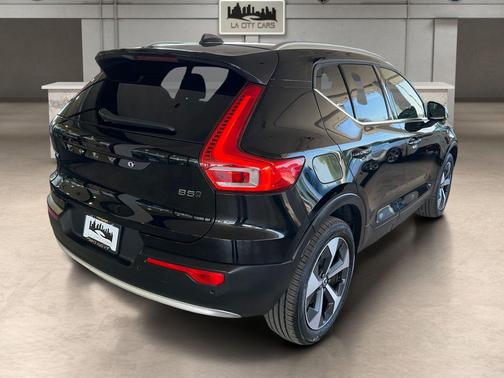 2025 Volvo XC40 B5 Core Bright Theme