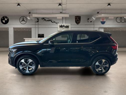 2025 Volvo XC40 B5 Core Bright Theme