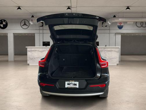 2025 Volvo XC40 B5 Core Bright Theme